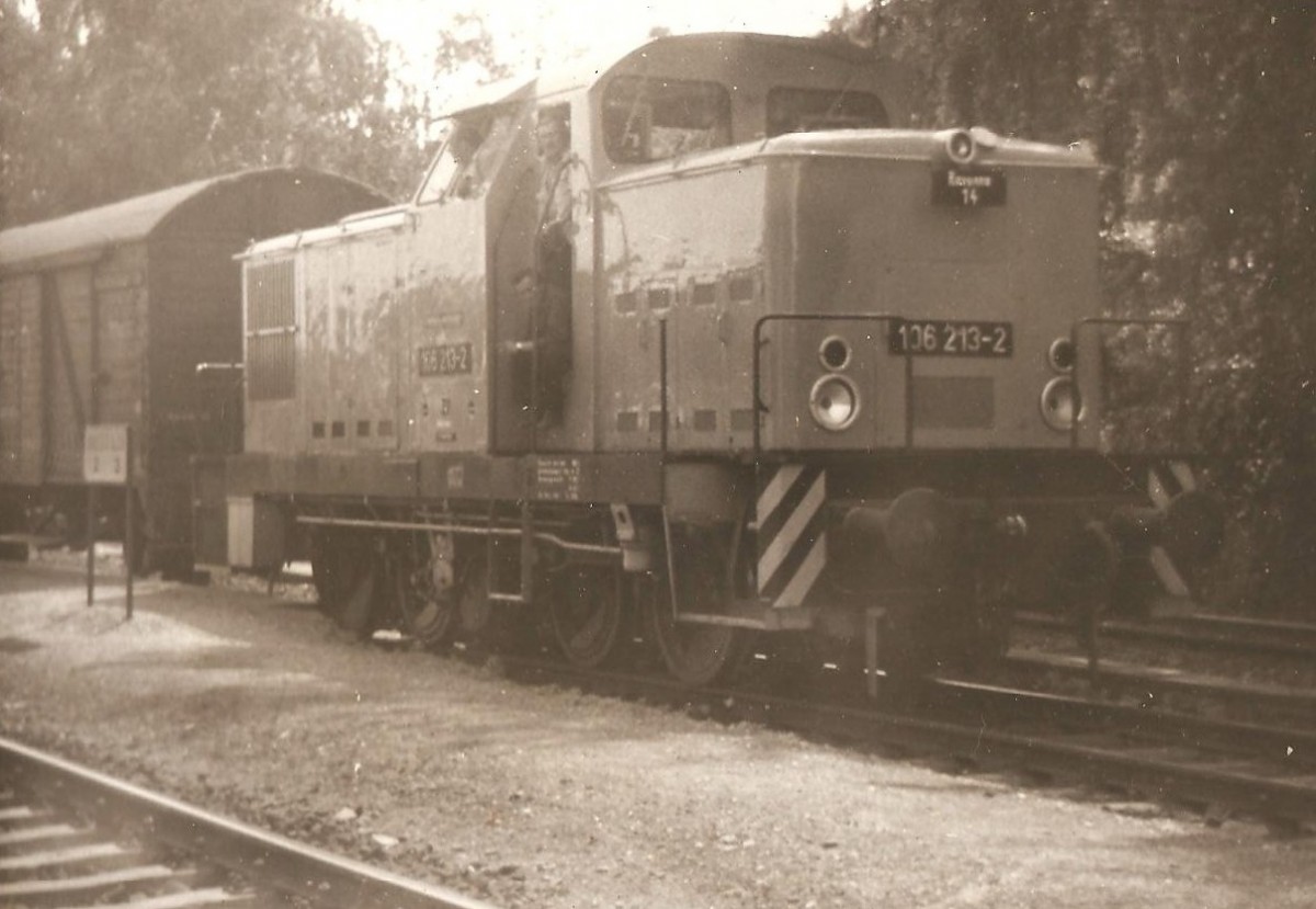 Mitte 80er Jahre fotografierte Frank Schulz die DR 106 213-2 mit Rangierpersonal und einem G�terzug nach Lossa im Bf Freyburg.