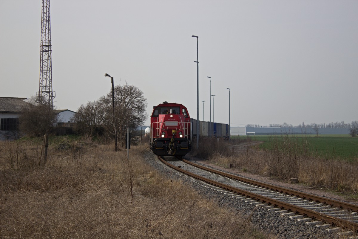 Mitten im thüringischen Nirgendwo entstanden ist das Motorenwerk bei Kölleda, das regelmäßig mit einem Containerzug von Erfurt aus an die große weite Welt angeschlossen wird. Mit einem solchen Zug verschwindet hier 261 093 auf dem Werksgelände.