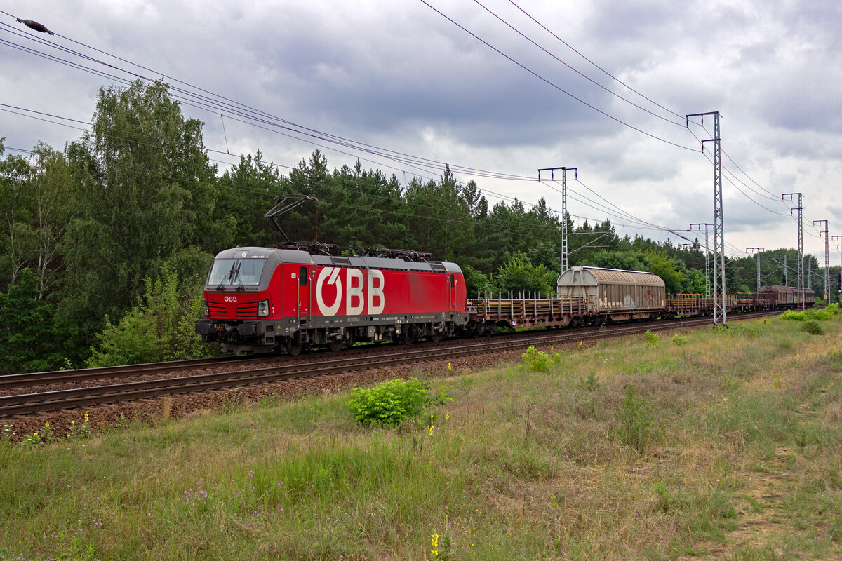 Mittlerweile setzen die sterreichischen Bundesbahnen eine groe Anzahl Vectron-Lokomotiven ein, die als Baureihe 1293 gefhrt werden. Mit einem handlichen Gterzug am Haken war 1293 017 am 14.07.21 fernab der alpinen Heimat in Berlin unterwegs.