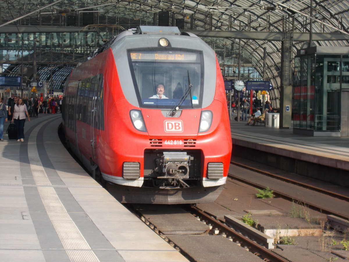 Mittlerweile zum Hamsterparadies hat sich Berlin in letzter Zeit entwickelt,denn hier fahren auf der oberen und unteren Etage im Berliner Hbf pausenlos die Hamster.Am 05.Oktober 2014 erwischte ich den nach Dessau aus dem Berliner Lehrter Hbf ausfahrenden 442 819.