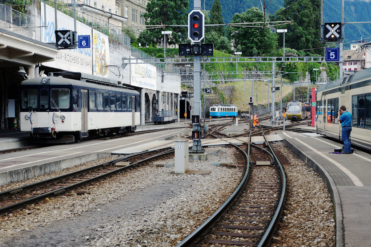 MOB: Am späten Abend des 19. Juni 2016 hatte Daniel Widmer von IGSCHIENESCHWEIZ auf dem Bahnhof Montreux noch einige interessante Fahrzeuge im Blickwinkel.
Foto: Walter Ruetsch