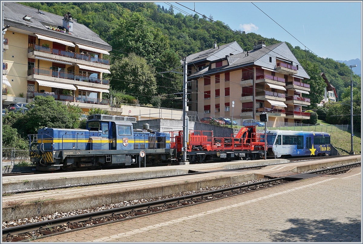 MOB Gm 4/4 2004  Albeuve , ein Fahrleitungsdienstwagen und der Steuerwagen des  Trains des Etoile  stehen in Chernex.
21. August 2018