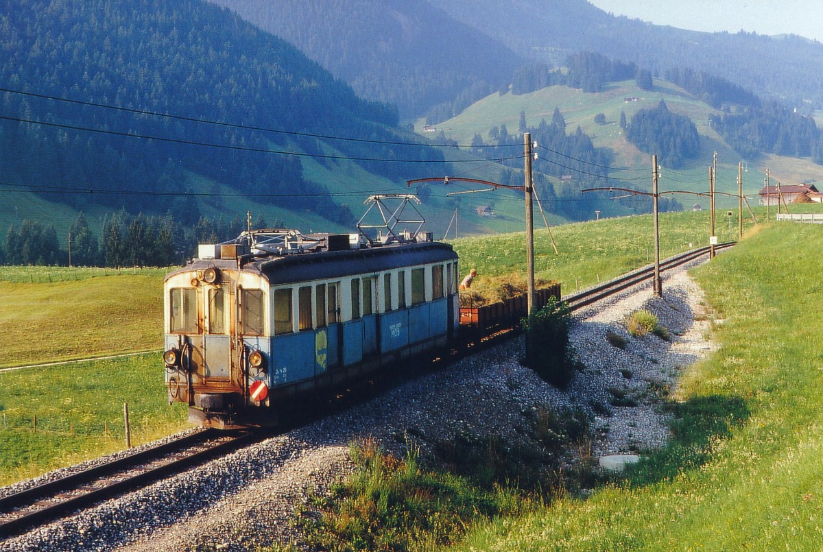 MOB: HEUZUG mit dem BDe 4/4 26 (1912) bei Fleindruz im Sommer 1991. Zum grossen Glück wurde dieser Triebwagen nicht verschrottet. Zusammen mit dem B 61 wird er von der Modellbahngruppe Obersimmenthal-Saanenland bereits seit mehreren Jahren als Klublokal genutzt.
Foto: Walter Ruetsch 