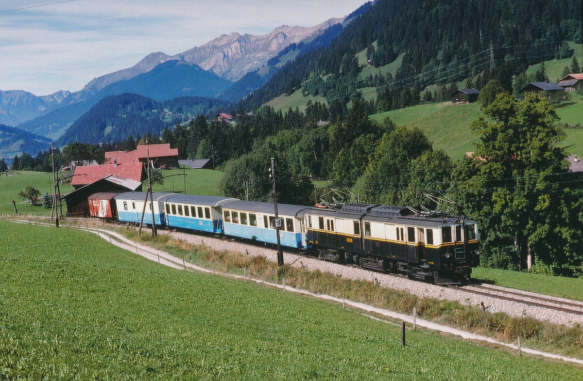 MOB: Im Jahre 1990 prgten noch mit DZe 6/6 2001 - 2002 (1932-1933) bespannte Regionalzge das Bild der MOB. Die Aufnahme entstand im Monat August bei Gruben.
Foto: Walter Ruetsch 