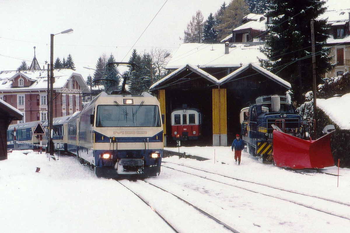 MOB: Winterliche Stimmung in Les Avants im Januar 1996. Auf dieser historischen Aufnahme zu erkennen sind eine Ge 4/4 8001-8004, der CEV BDe 4/4 105 sowie ein Schneeräumungszug mit Gm 4/4 2003-2004.
Foto: Walter Ruetsch 