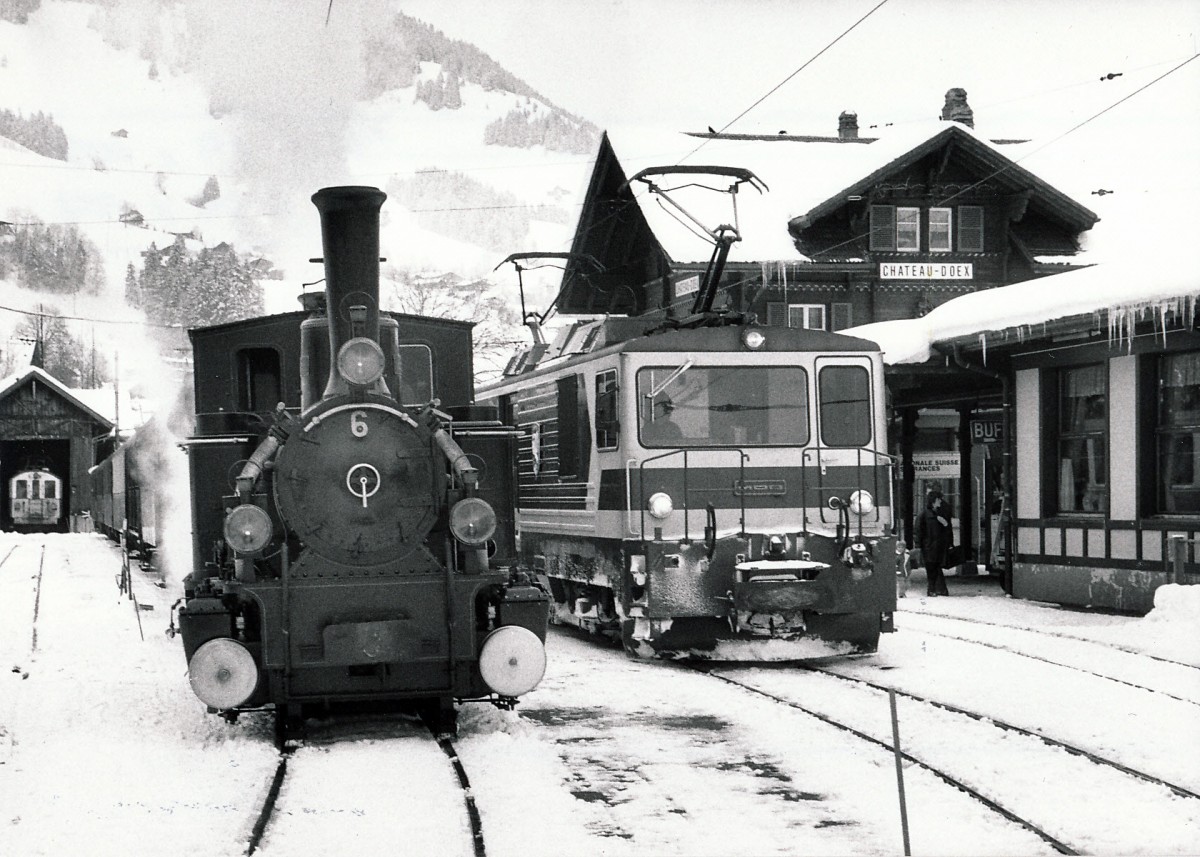 MOB/BC: BC-Dampfsonderfahrt auf dem MOB vom 6. Mrz 1988. G 3/3 6 ex BAM neben MOB-GDe 4/4 auf dem Bahnhof Chteau d'Oex. Im Hintergrund sichtbar ist der alte Lokschuppen mit dem Rangiertriebwagen BDe 4/4 16.
Foto: Walter Ruetsch
