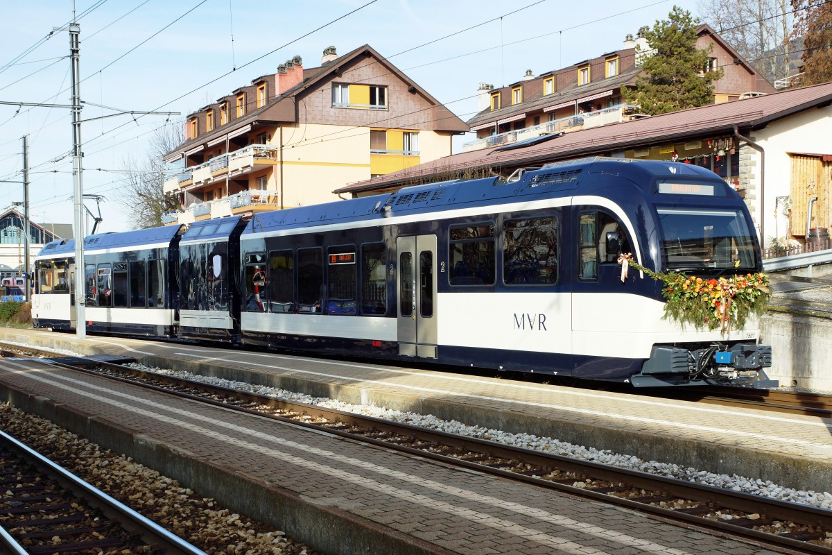 MOB/MVR: Am 11. Dezember 2015 wurde der neue ABeh 2/6 7501 (2015) anlsslich einer  sehr eindrcklichen Feier mit Musik, Ansprachen, vielen Luftballons und Bllerschssen bei herrlichem Wetter in St-Lgier eingeweiht und auf den Namen St-Lgier getauft. In der MOB.Werksttte in Chernex wurde der  Neuling  fr diesen einmaligen Anlass vorbereitet. Diese Aufnahme entstand in Chernex, kurz vor der Abfahrt nach Blonay.
Foto: Walter Ruetsch