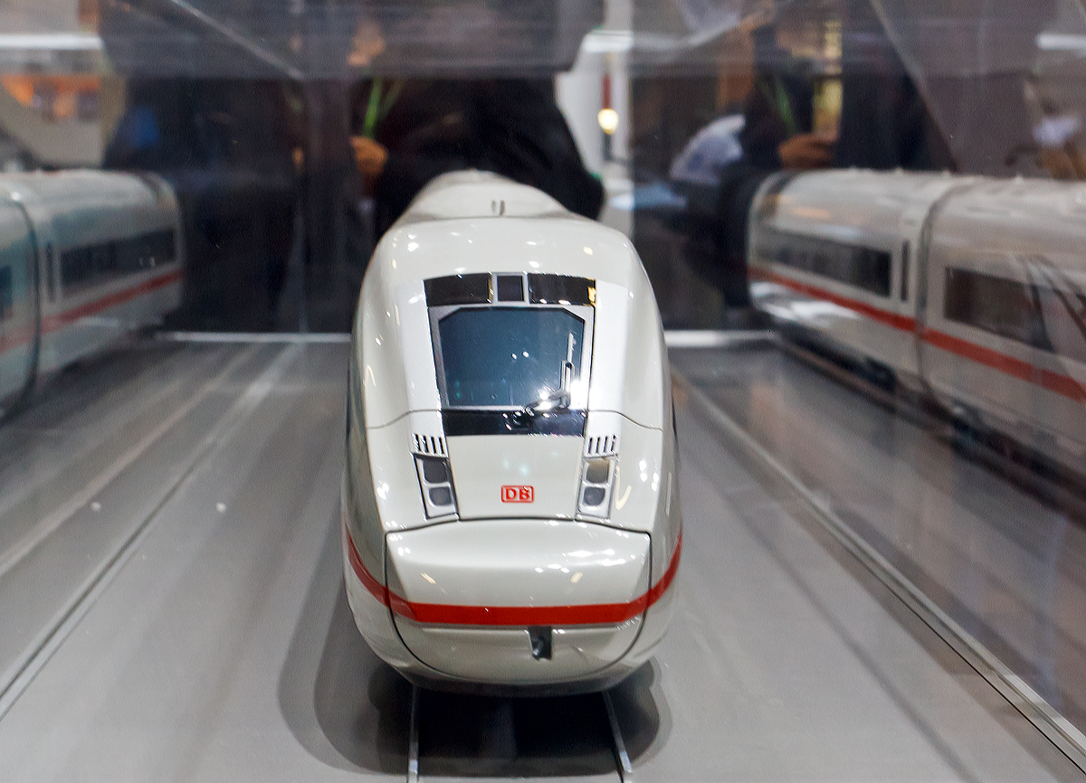 
Modell von einem ICx ausgestellt am Stand von Siemens  auf der Inno Trans 2014 in Berlin (hier 26.09.2014).

Diese Triebzüge sollen ab Dezember 2017 zuerst die lokbespannten Intercity/Eurocity-Züge ersetzen, später die Fahrzeuge des ICE 1 und ICE 2. 

ICx ist ein Arbeitstitel. Über die endgültige Bezeichnung der Triebzüge ist noch nicht entschieden.

Der Antrieb der Züge erfolgt, anders als bei den bisherigen ICE-Baureihen, über mehrere autonome, angetriebene Wagen (Powercars), die über die Zuglänge verteilt sind. Das Innen- und Außendesign der Fahrzeuge soll im Wesentlichen dem ICE-Standard entsprechen. Im Gegensatz zu allen bisherigen ICE-Zügen werden die rund ca. 3 m längeren mit 28 Metern langen Wagenkästen der ICx-Flotte in Stahlbauweise gefertigt und nicht in Aluminium.

Von der Deutschen Bahn vorgesehen ist die Beschaffung von zwei sogenannten Basiskonfigurationen:

Siebenteilige Triebzüge mit drei angetriebenen Wagen. Sie bieten 456 Sitzplätze (davon 77 in der 1. Klasse) auf einer Länge von 200 Metern, können mit einer Höchstgeschwindigkeit von 230 km/h bei einer maximalen Beschleunigung von 0,55 m/s² fahren. 17 Sitzplätze sind im Bordrestaurant des Speisewagens vorgesehen, dazu ein Stehbistro sowie zwei Rollstuhl-Stellplätze. Je Triebzug sind acht Stellplätze für Fahrräder vorgesehen. 

Zwölfteilige Triebzüge mit sechs angetriebenen Wagen. Sie bieten 830 Sitzplätze (davon 205 in der 1. Klasse) auf einer Länge von 346 Metern. Die Höchstgeschwindigkeit wird mit 250 km/h, die größtmögliche Beschleunigung mit 0,53 m/s² angegeben. 23 Sitzplätze sind im Bordrestaurant des Speisewagens vorgesehen, dazu gibt es ein Stehbistro sowie drei Rollstuhl-Stellplätze.

Neben den beiden Grundkonfigurationen sind 22 weitere, herstellerseitig vorgesehene Zusammenstellungen aus 5 bis 14 Wagen möglich. Zwei siebenteilige Triebzüge können in Doppeltraktion verkehren.
Züge für den Einsatz in weiteren europäischen Ländern (Niederlande, Dänemark Frankreich, Luxemburg, Polen, Tschechien, Italien) können optional beauftragt werden.

Technische Daten (Grundvarianten):
Spurweite: 1.435 mm
Achsfolge: 
7-Teiler: 2’2’+Bo’Bo’+2’2’+Bo’Bo’+Bo’Bo’+2’2’+2’2’ 
12-Teiler: 2’2’+Bo’Bo’+Bo’Bo’+2’2’+Bo’Bo’+Bo’Bo’+2’2’+Bo’Bo’+2’2’+Bo’Bo’+2’2’+2’2’
Länge über Kupplung: 200 m (7-Teiler) / 346 m (12-Teiler)
Höchstgeschwindigkeit: 230 km/h (7-Teiler) / 250 km/h (12-Teiler)
Spannung: 15 kV / 16,67 Hz
Anzahl Powercars: 3 / 6
Traktionsleistung: 4.950 kW (7er) / 9.900 kW (12er)
Anzahl Achsen:
7-Teiler : 28 (davon 12 angetrieben)
12-Teiler: 48 (davon 24 angetrieben)
Radsatzlast: ca. 18 t
