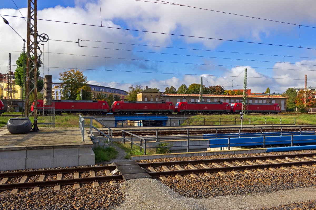 Moderne Lokomotiven sind in der Lage mehrere Fahrzeuge von einem Fhrerstand aus zu steuern. Diese vier Loks der Baureihe 152 sind allerdings nicht gemeinsam im Einsatz, sondern lediglich abgestellt. Nur die zwei rechten Loks begannen kurz nach der Aufnahme zu rangieren.