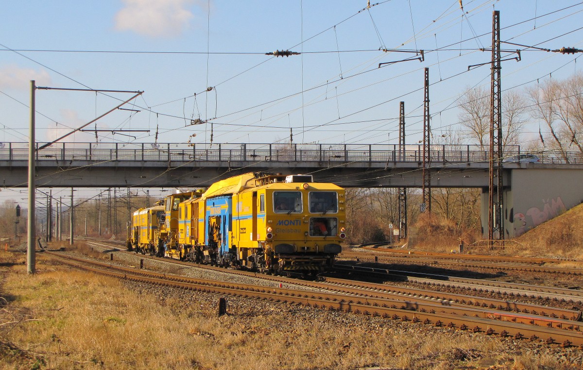 Monti Gleisbau GmbH Stopfmaschine auf der Fahrt in Richtung Weißenfels, am 28.02.2015 in Naumburg Hbf.