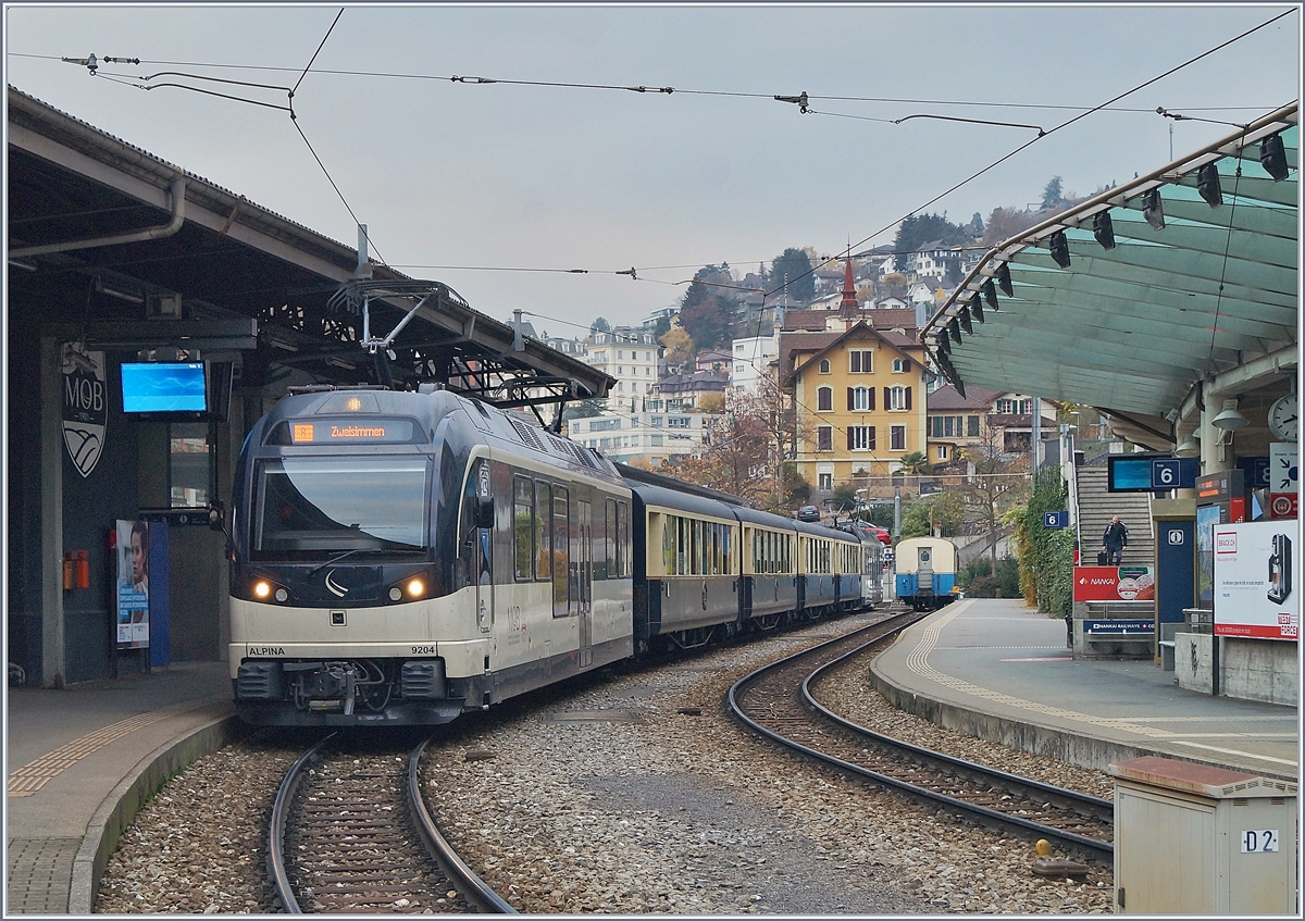 Montreux, Ausgangsstation der GOLDENPASS Züge nach Luzern; doch heute verbindet eine weitere Tatsache Montreux mit Luzern: Beide Bahnhöfe können Baustellenbedingt dieses Wochenende nicht mit Normalspurbahnen erreicht werden. Im Bild der MOB Belle Epoque in Montreux kurz vor der Abfahrt nach Zweisimmen.
17. Nov. 2018