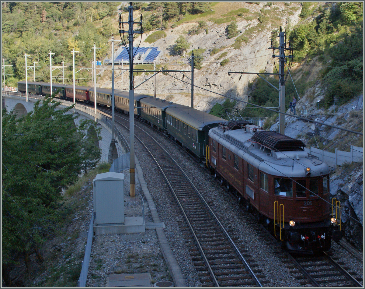 Morgen Stund hat Gold im Mund heisst es - aber wie man sieht auch noch viel Schatten in den Bergen...
100 BLS: Ae 6/8 205 mit ihrem  Swiss-Classic  kurz nach Hohtenn auf dem Lugelkinn-Viadukt bzw. vor dem Schluchi Tunnel. 
7. Sept. 2013