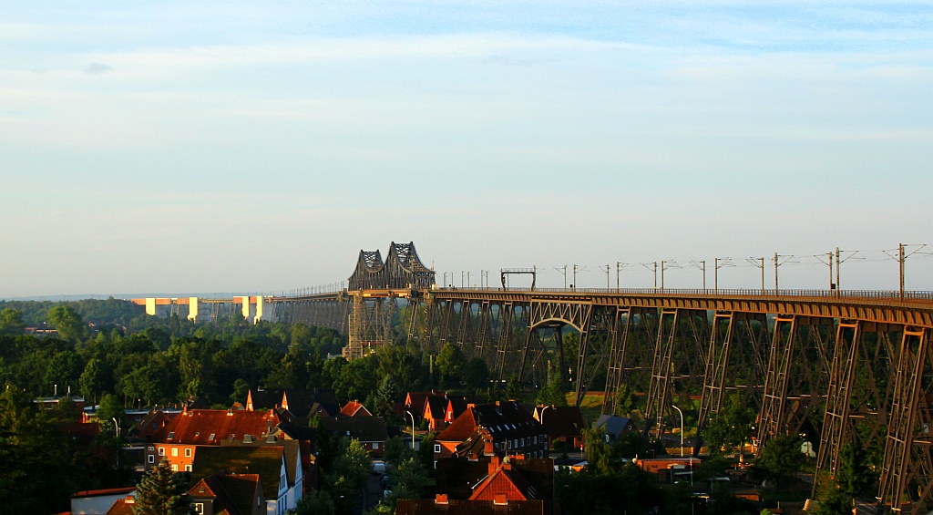 Morgens um 6 Uhr auf dem Weg nach Bremen...die Rendsburger Hochbrücke in der Morgensonne aufgenommen aus der RB nach Neumünster. 30.06.2012