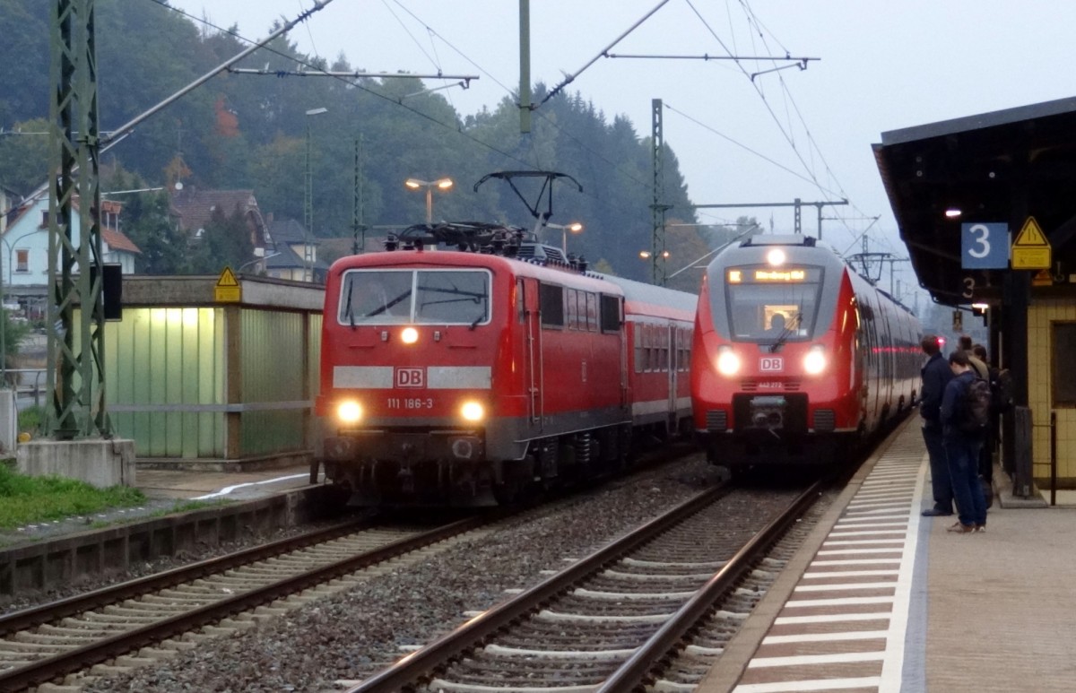 Morgens um 7:47 Uhr in Kronach. Am Gleis 3 ist soeben der RE nach Nrnberg Hbf ber Bamberg eingefahren, links daneben am Gleis 4 steht die RB nach Bamberg, die im Gegensatz zum RE berall hlt.