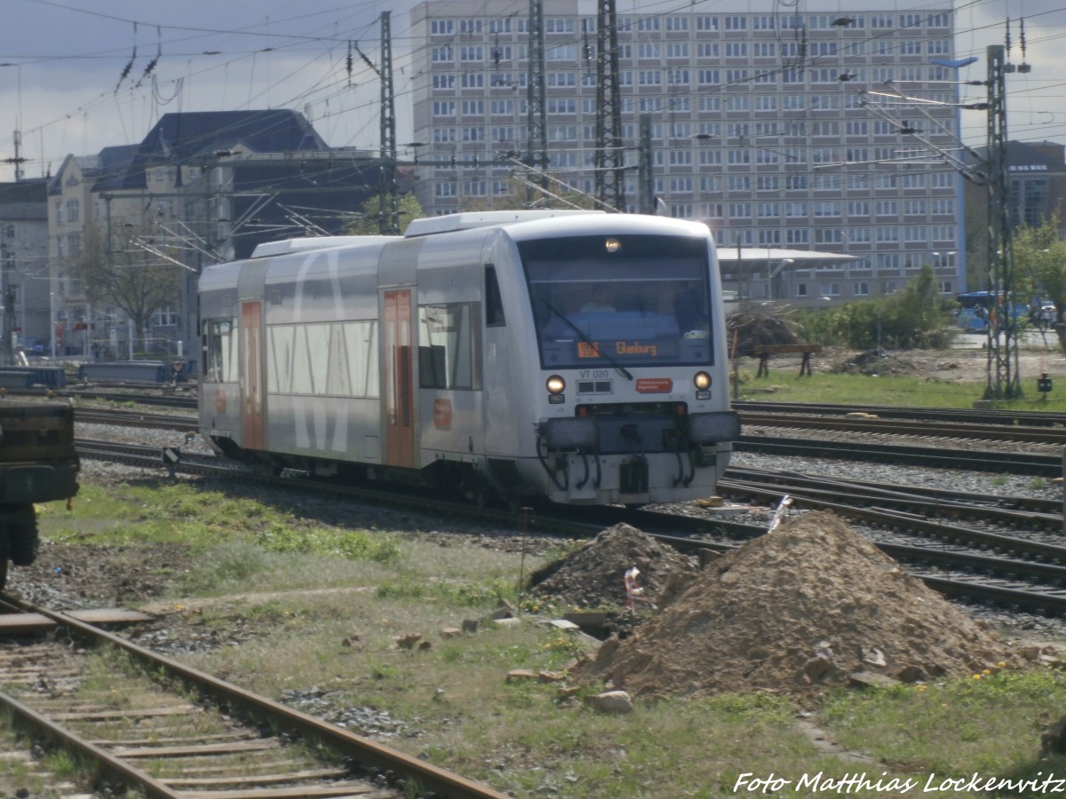 MRB VT 020 mit ziel Eilenburg beim verlassen des Hallenser Hbf am 26.4.15