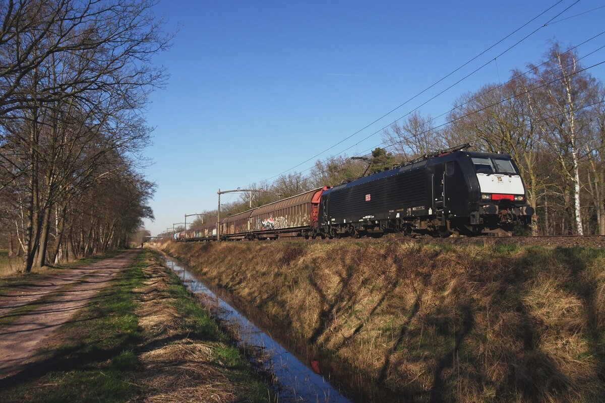 MRCE 189 098 schleppt ein Mischguterzug durch Tilburg Oude Warande am 8 Mrz 2022.