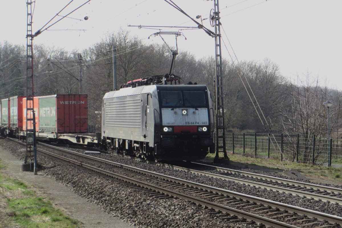 MRCE 189 987 zieht am 16 Mrz 2022 der massiv versptater Wetron-KLV durch Venlo Vierpaardjes.