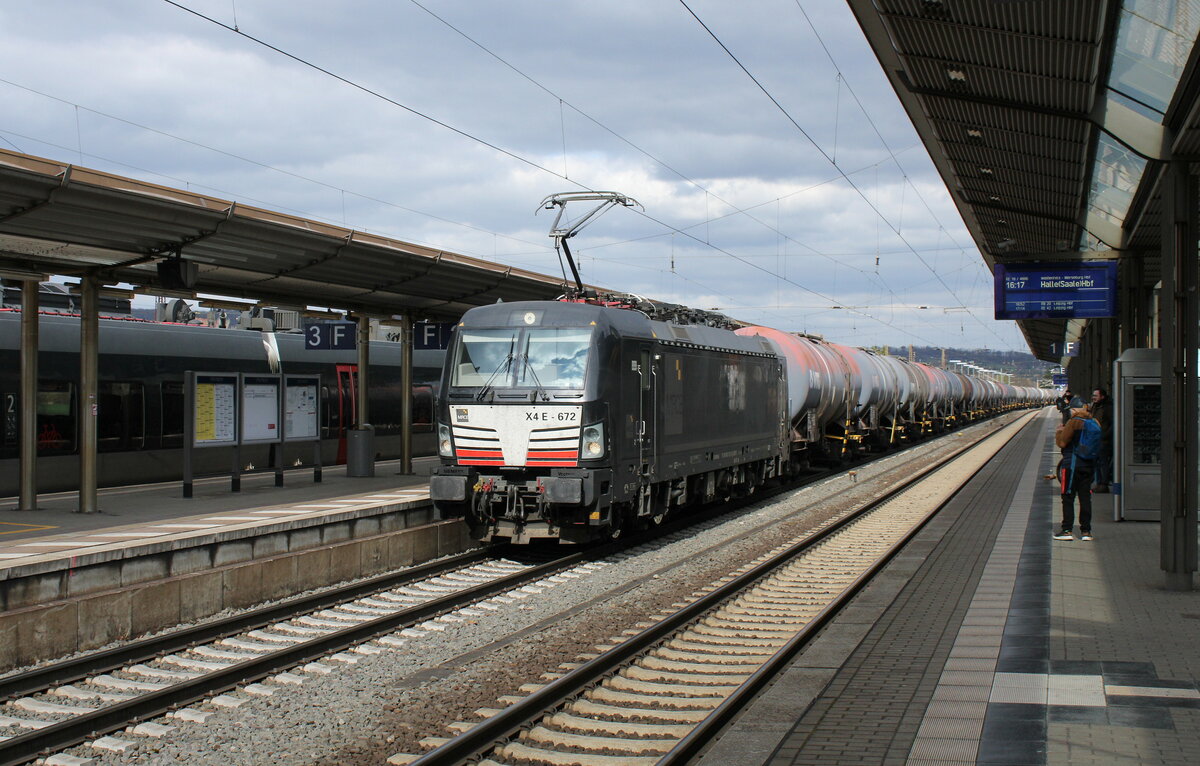 MRCE 193 672 mit Kesselwagen Richtung Bad Kösen, am 03.04.2023 in Naumburg (S) Hbf. 