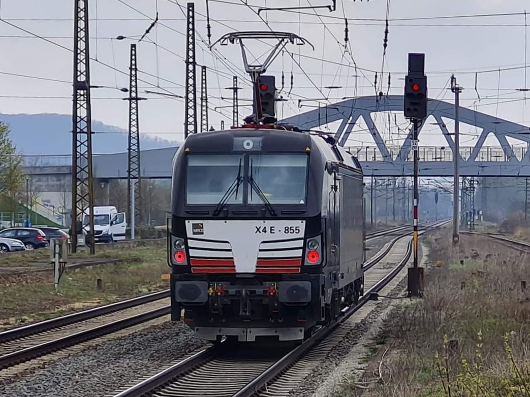 MRCE 193 855 befuhr am 19.04.2021 Lz Naumburg Hbf Richtung Bad Kösen und hatte  Hp0  am Zwischensignal wegen eines Vorausfahrenden RE. Betriebsdienstlich ist es in Naumburg so geregelt, dass man, wenn man hier einen planmäßigen Halt hat, an den Zwischensignalen Richtung Bad Kösen auf Ks2  Halt erwarten  ausfährt, damit die Schließzeiten des Bahnüberganges im Ortsteil Almrich nicht zu lang sind. Erst in der Annäherung an das Ausfahrsignal, welches den BÜ deckt, bekommt man  Fahrt .(Foto & Text: Thomas Ahlmann)