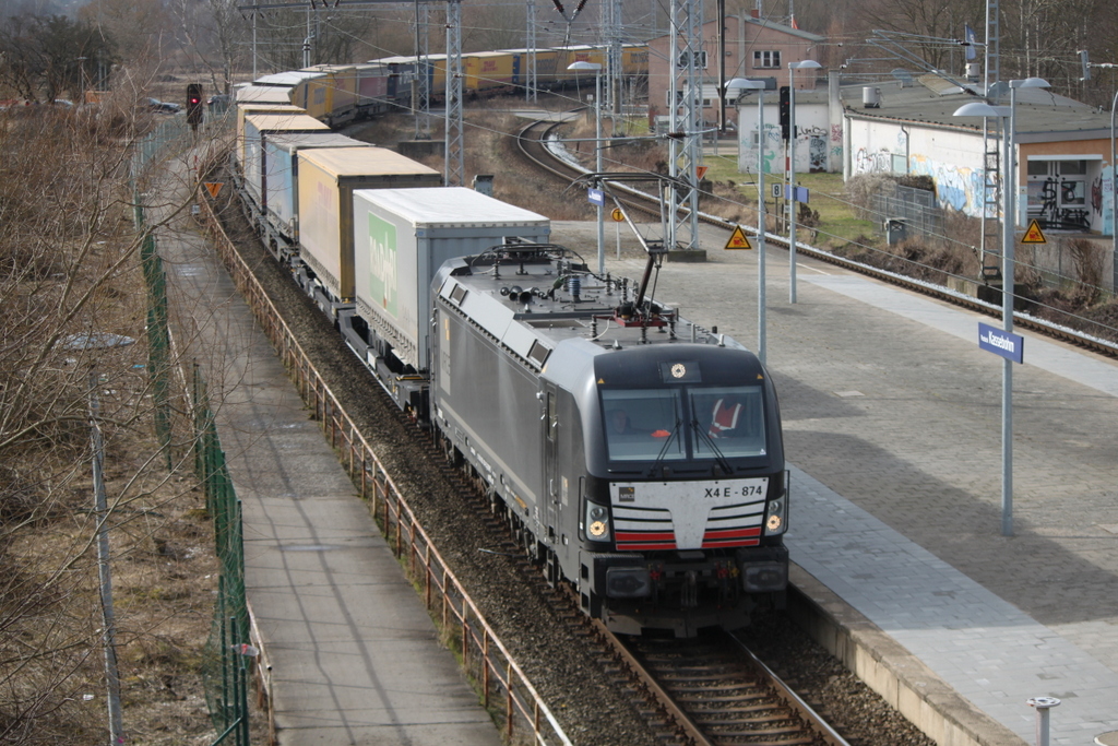 MRCE 193 874 mit DGS 43148 von Verona nach Rostock-Seehafen bei der Durchfahrt im Haltepunkt Rostock-Kassebohm. 04.03.2017