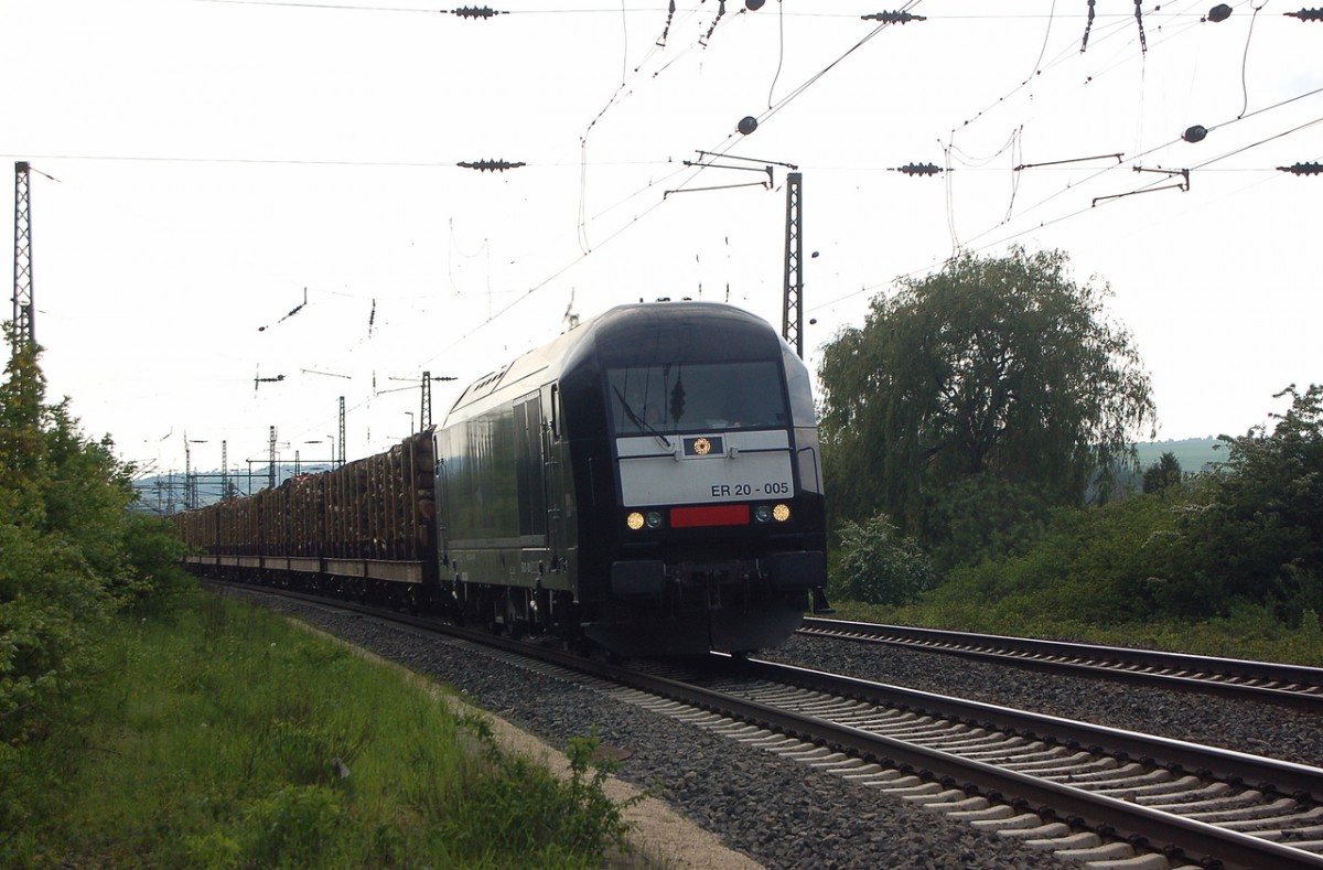 MRCE ER 20-005 mit einem Holzzug Richtung Lei�ling, am 04.05.2014 in Naumburg Hbf. (Foto: dampflok015)