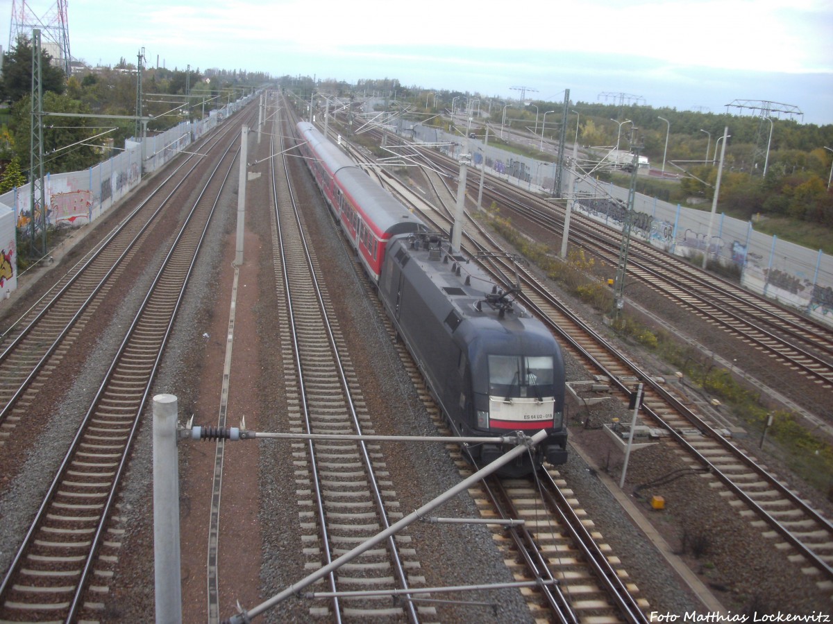 MRCE ES 64 U2 - 018 mit einer RegionalBahn von Eisenach nach Halle (Saale) Hbf, hier kurz vor dem Endbahnhof Halle (Saale) Hbf am 9.10.14