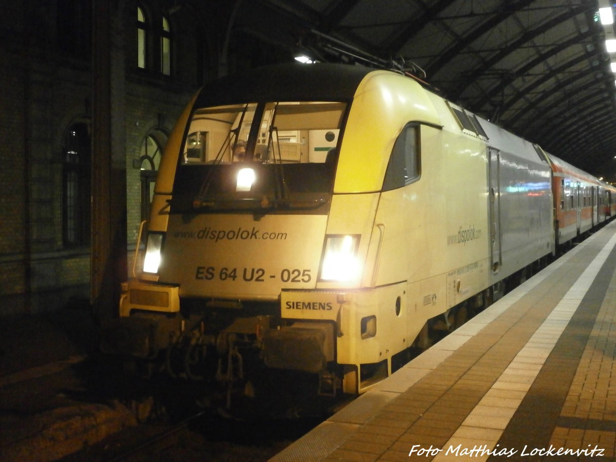 MRCE ES 64 U2 - 025 im Bahnhof Halle (Saale) Hbf am 4.1.15