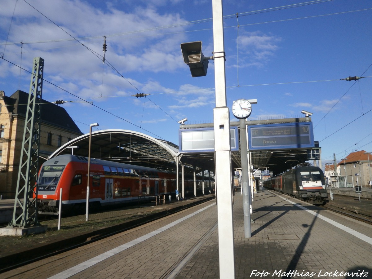 MRCE ES 64 U2 - 014 mit ziel Eisenach und RE20 mit zieel Uelzen im Bahnhof Halle ( Saale) Hbf) am 13.1.15