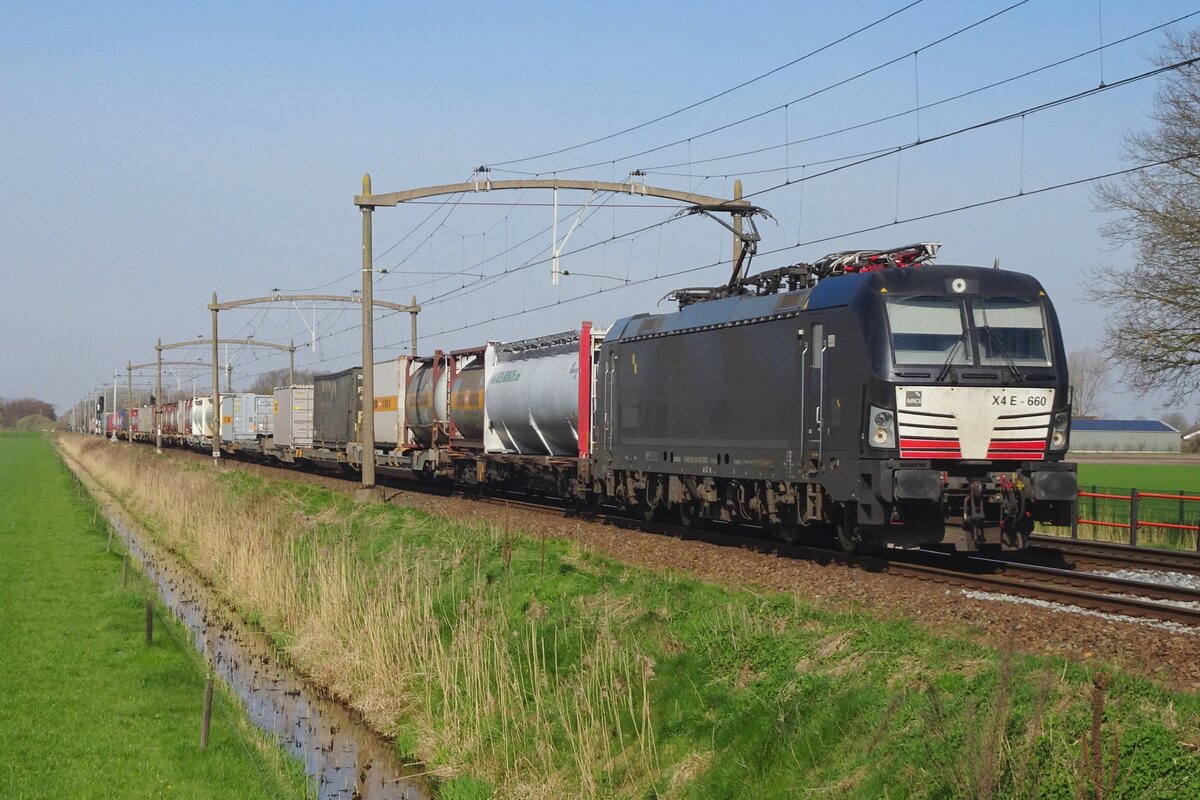 MRCE X4E-660 schleppt ein KLV nach Kln-Eiffeltor durch Hulten am 5 April 2023.