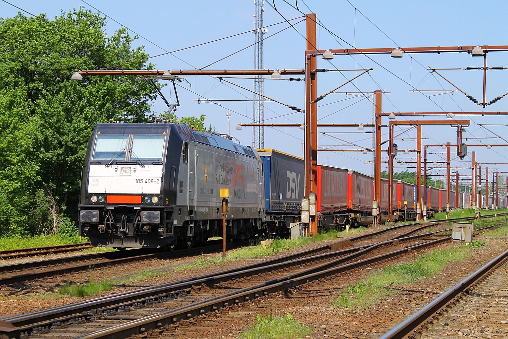MRCE/TXL 185 408-2 wartet hier auf  grün  um mit dem Lauritzen KLV nach Verona Padborg verlassen zu können. 01.06.2013