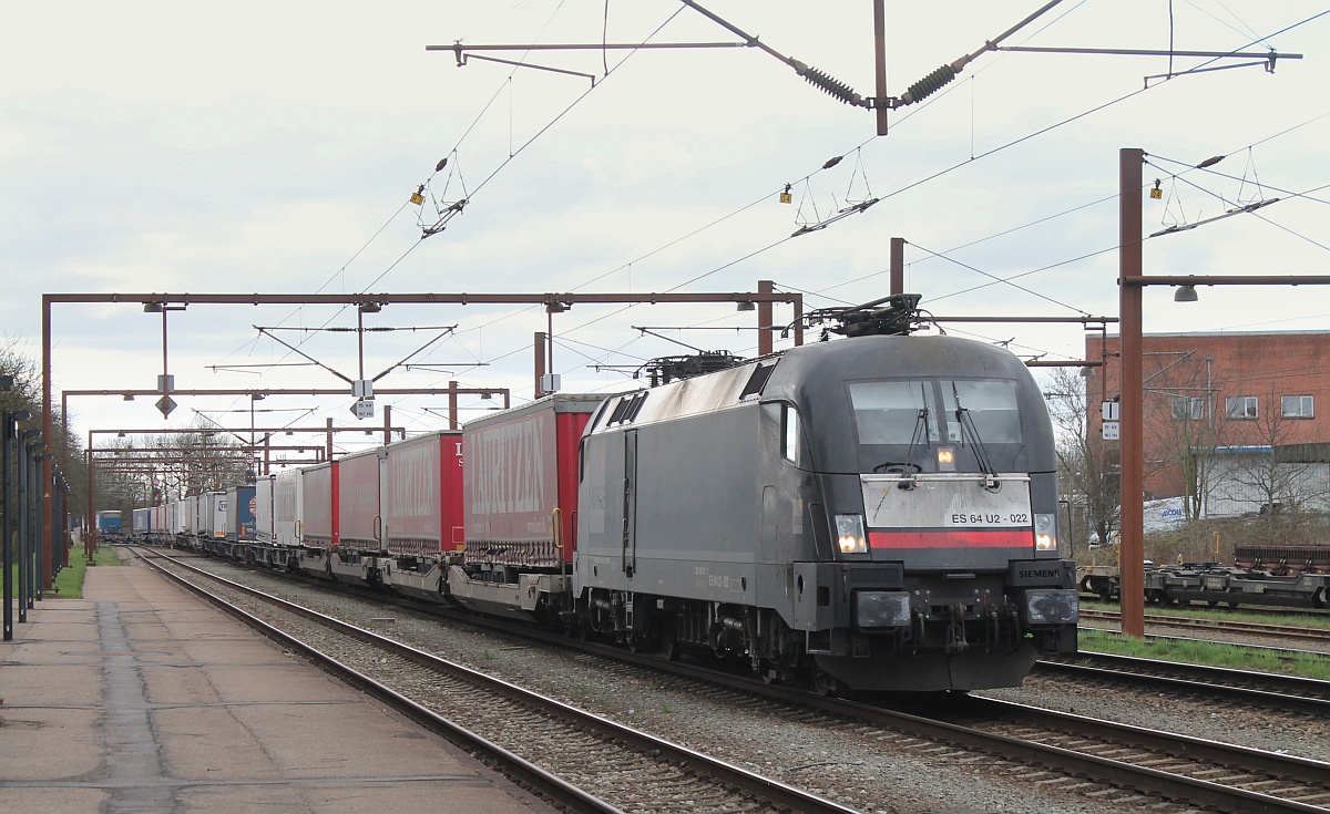 MRCE/TXL ES64U2-022 oder 6182 522-0 aufgenommen bei der Einfahrt in Padborg/DK mit einem  Lauritzen  KLV am Haken. 03.04.2017