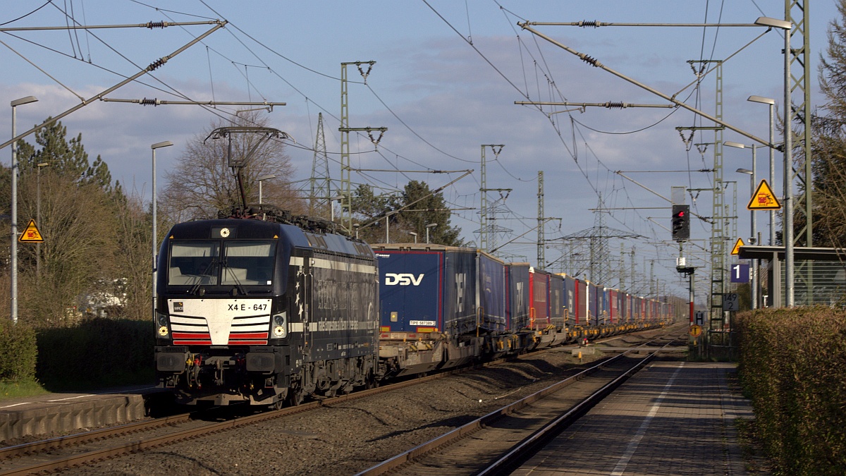 MRCE/TXL X4E-647 mit dem  Lauritzen  auf dem Weg nach Dänemark. Jübek 24.04.2021