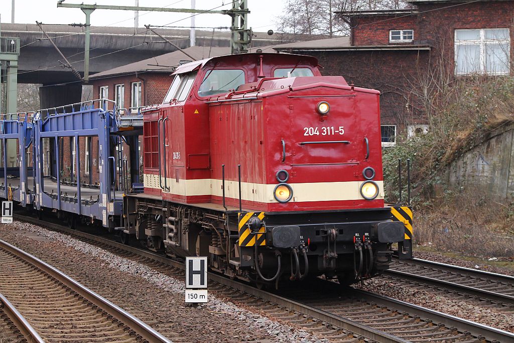 MTEG 204 311-5(202 311-7)dieselt hier mit einem leeren Autotransportzug durch den Bhf HH-Harburg. 02.03.2013