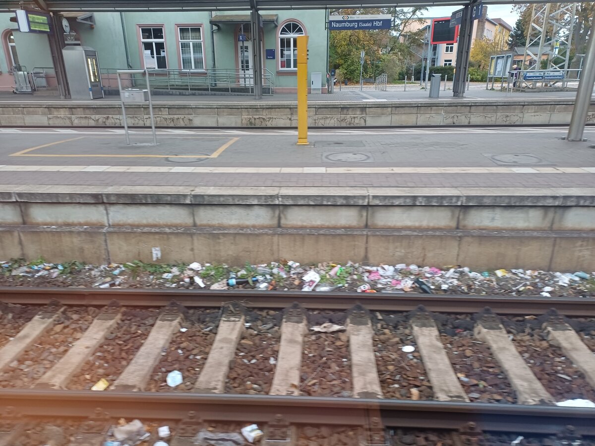 M�llentsorgung am Bahnsteig 3, am 12.11.2023 in Naumburg (S) Hbf. 