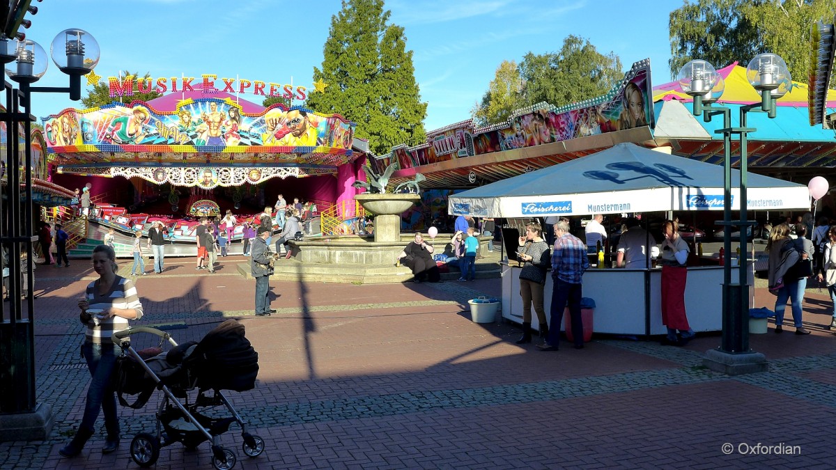 Munster (Örtze) - Herbstmarkt um den Gänsebrunnen.