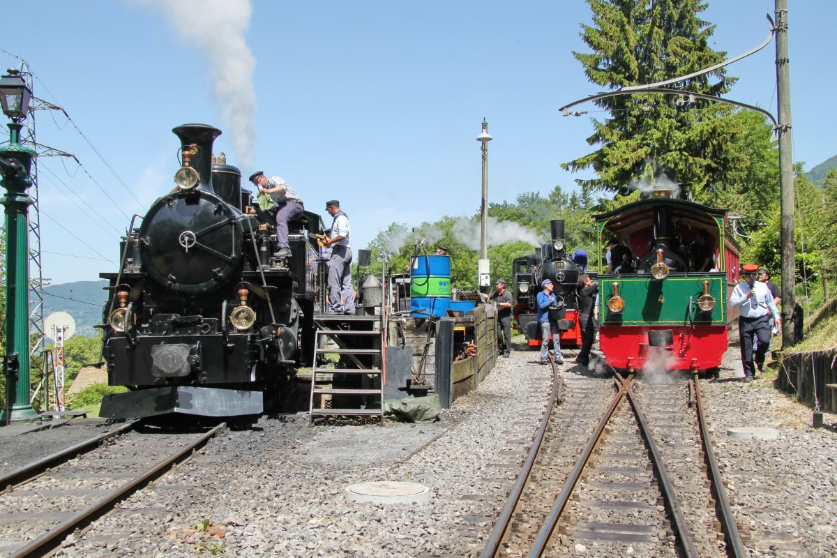 Museumsbahn Blonay-Chamby.Grosse Betriebsamkeit an der Kohle u.Wasserstation. v.l.Dampflok HG3/4(1913)Nr.3 ex.Brig-Furka-Disentis Bahn(BFD)Mallet Dampflok G 2x2/2 Nr.105 MGB Karlsruhe(1918)Dampftram G2/2 Nr.4  Rimini (1900)Chamby,Depot Chaulin 07.06.14  