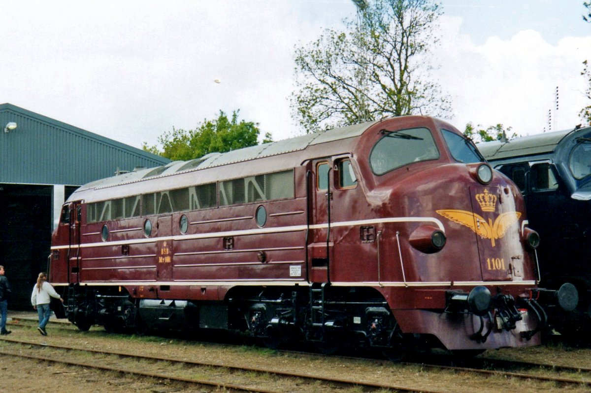 MuseumsNohab MY 1101 steht am 23 Mai 2004 ins Bw von Randers. Mit 1101 fang in 1954 der Zeitalter des Nohabs in Dänemark -über 65 Jahre- an. Auch wenn die Nohabs bei der DSB verschwunden sind, sind manche dieser stärke Dieselloks pei Privaten unterwegs.