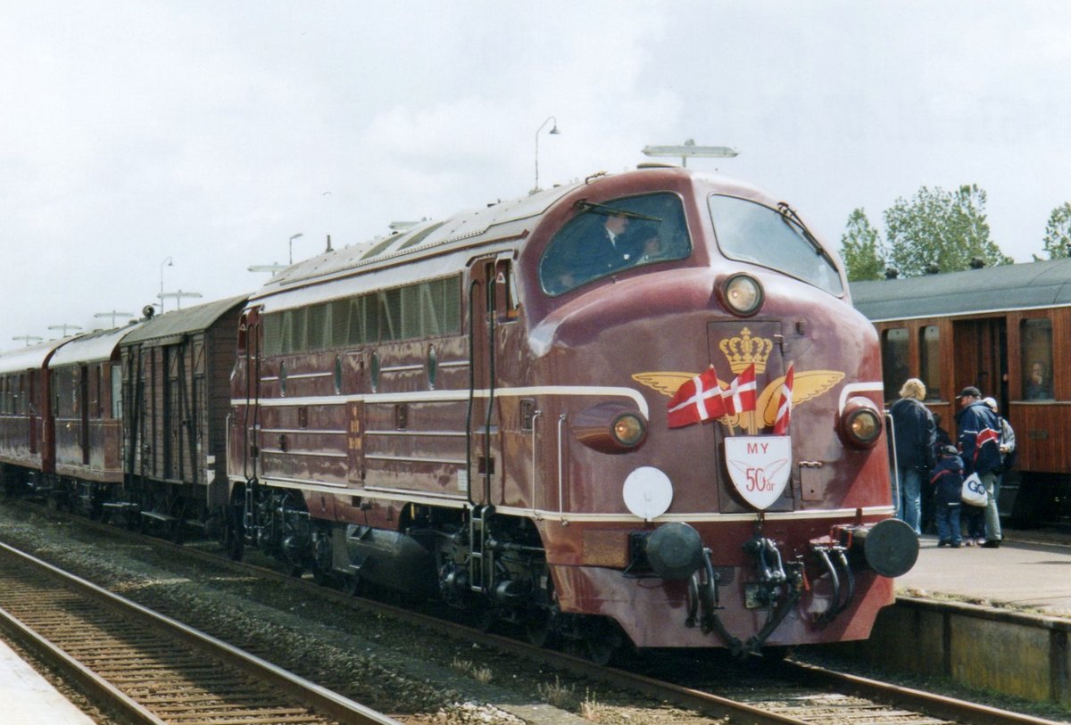 MuseumsNohab MY 1101 steht am 23 Mai 2004 in Randers. Mit 1101 fang in 1954 der Zeitalter des Nohabs in Dänemark -über 65 Jahre- an. Auch wenn die Nohabs bei der DSB verschwunden sind, sind manche dieser stärke Dieselloks pei Privaten unterwegs. 