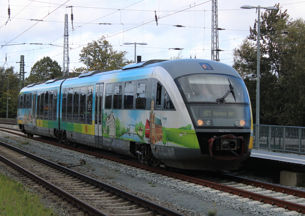 MV Design 642 043 als RB 11(Wismar-Rostock)am 14.10.2023 im Rostocker Hbf.