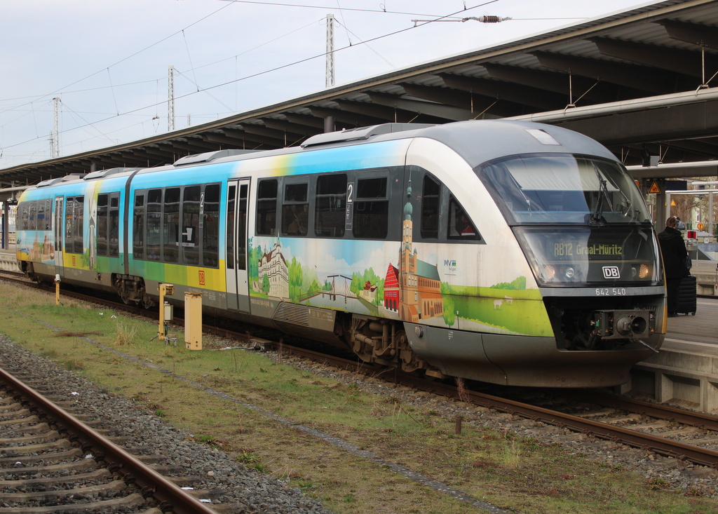 MV Design 642 540 als RB 12 von Rostock Hbf nach Graal-Müritz kurz vor der Ausfahrt im Rostocker Hbf.16.02.2024