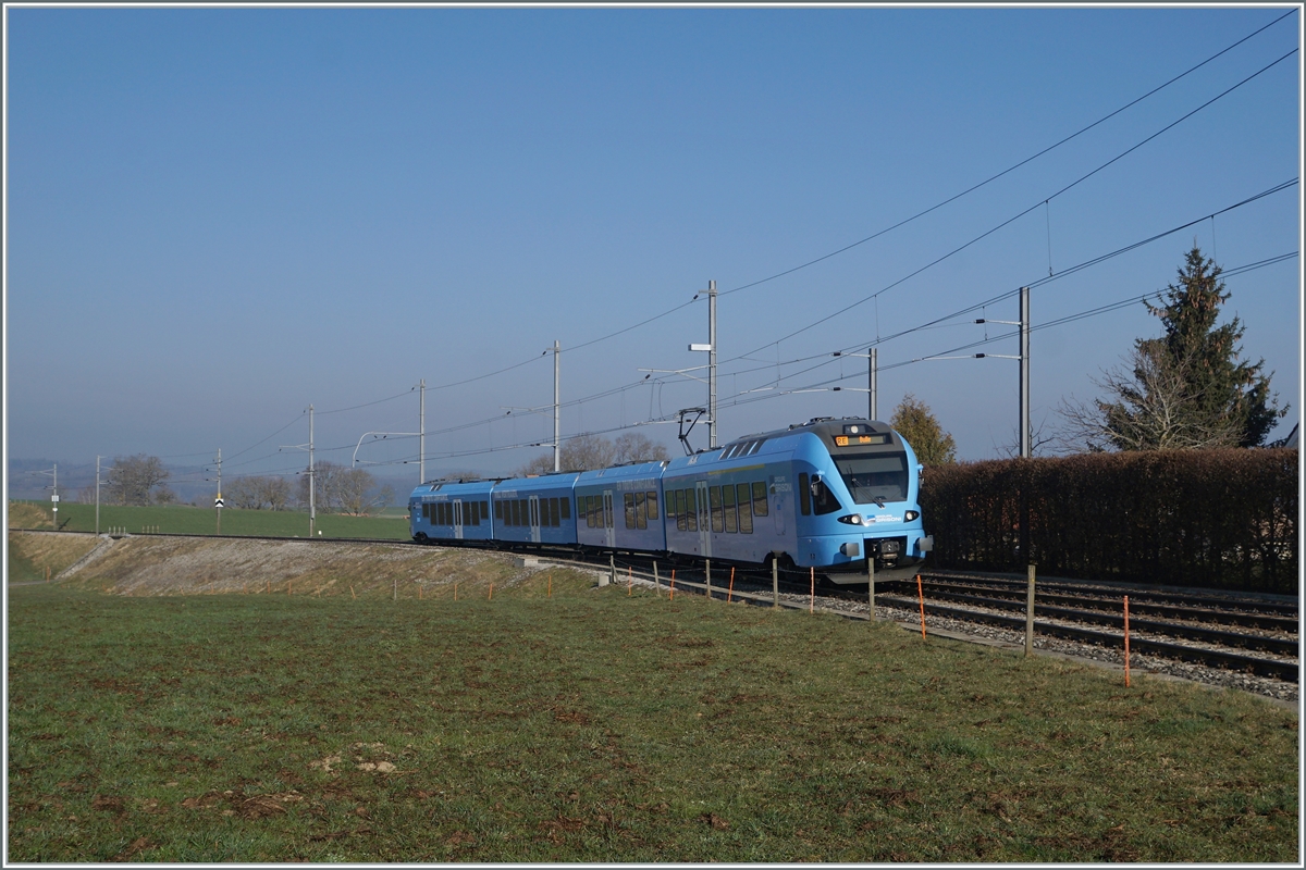 n weiten Kurven windet sich das Trasse der Strecken von Romont nach Vuisternens-devant- Romont, um die gut achzig Höhenmeter zu überwinden. Der im sehr gefälligen Werbeanstrich der  Groupe Grisoni  gehaltene TPF RABe 527 198 hat die Steigung fast geschafft und erreicht in Kürze den Bahnhof Vuisternas-devant-Romont, welcher jedoch wie alle Station zwischen Romont und Bulle nur noch dienstlichen Zwecken dienen.

1. März 2021