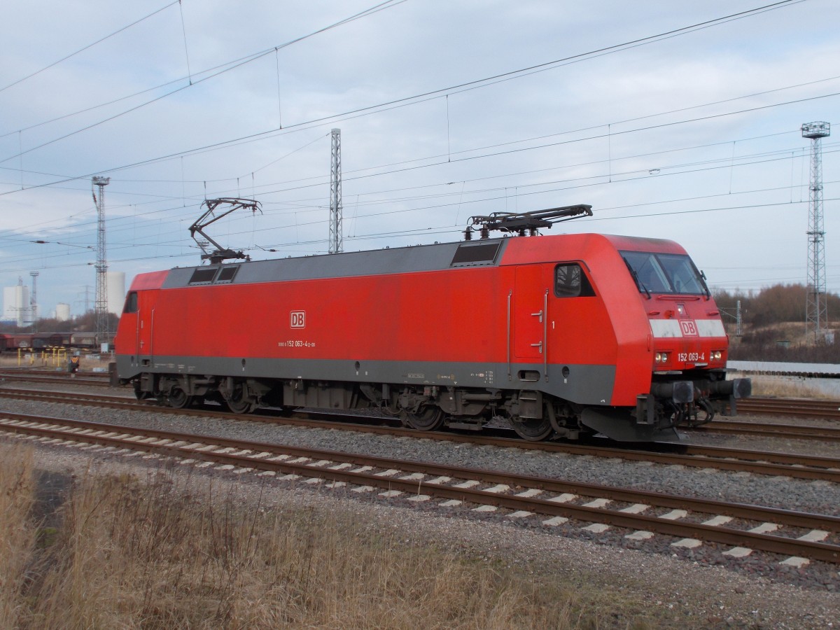 Na das nennt man ein Service.Genau vor meinem Fotopunkt kam die 152 063-4,am 07.Februar 2016,im Rostocker Seehafen zum halten.