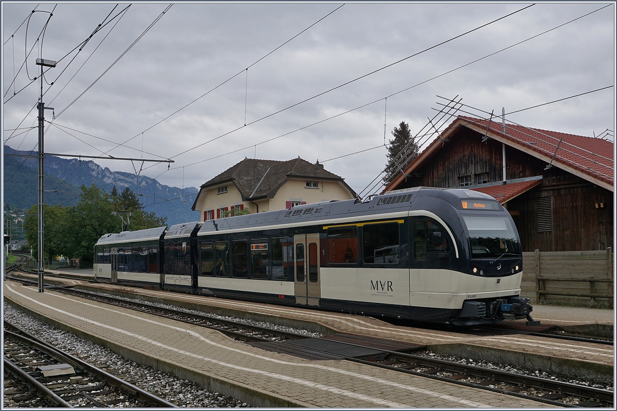 Nach der Abfahrt des MOB ABDe 8/8 trifft der ABhe 2/6 7503  Blonay-Chamby  als Regionalzug 2424 von Les Avant nach Montreux unterwegs in Chernex ein. 

4. Okt. 2019