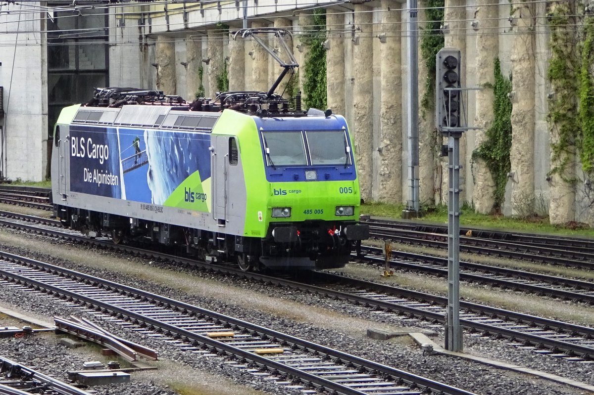 Nach ablieferung eines KLVs lauft am 28 Mai 2019 BLS 485 005 in Spiez um. 