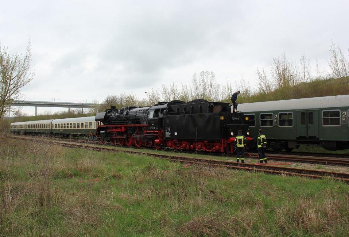 Nach der Ankunft der 41 1144 der IGE  Werrabahn Eisenach  e.V. mit dem  Rotkäppchen-Express I  aus Eisenach, am 17.04.2016 in der Abstellung in Karsdorf, half die Freiwillige Feuerwehr Karsdorf freundlicherweise wie schon so oft beim Wasserfassen der Dampflok. (Foto: Wolfgang Krolop)