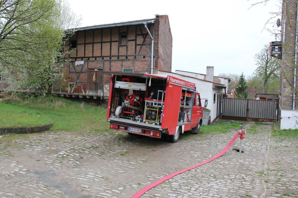 Nach der Ankunft der 41 1144 der IGE  Werrabahn Eisenach  e.V. mit dem  Rotkäppchen-Express I  aus Eisenach, am 17.04.2016 in der Abstellung in Karsdorf, half die Freiwillige Feuerwehr Karsdorf freundlicherweise wie schon so oft beim Wasserfassen der Dampflok. (Foto: Wolfgang Krolop)