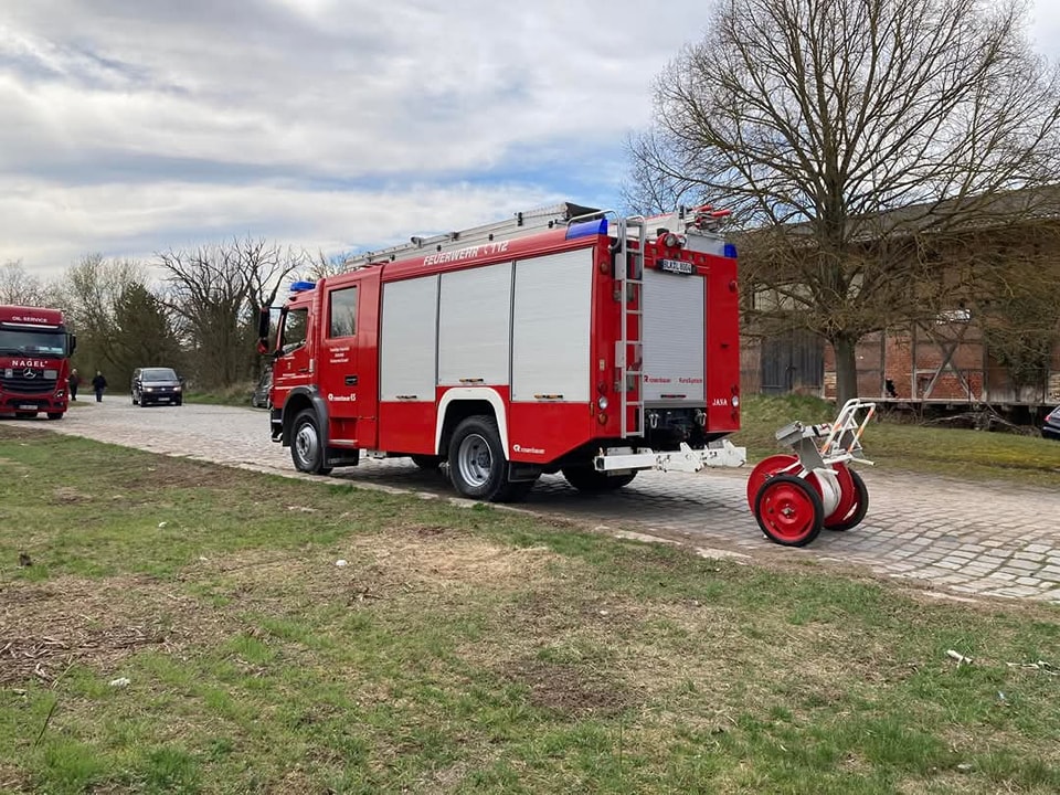 Nach der Ankunft der EMBB 52 8154-8 mit dem Sonderzug aus Leipzig Hbf, war die FfW Karsdorf am 05.04.2025 in Karsdorf als  Wasserkran  behilflich und füllte die Wasservorräte der Dampflok dankenswerterweise wieder auf. (Fotos: Bodo Zorn) 