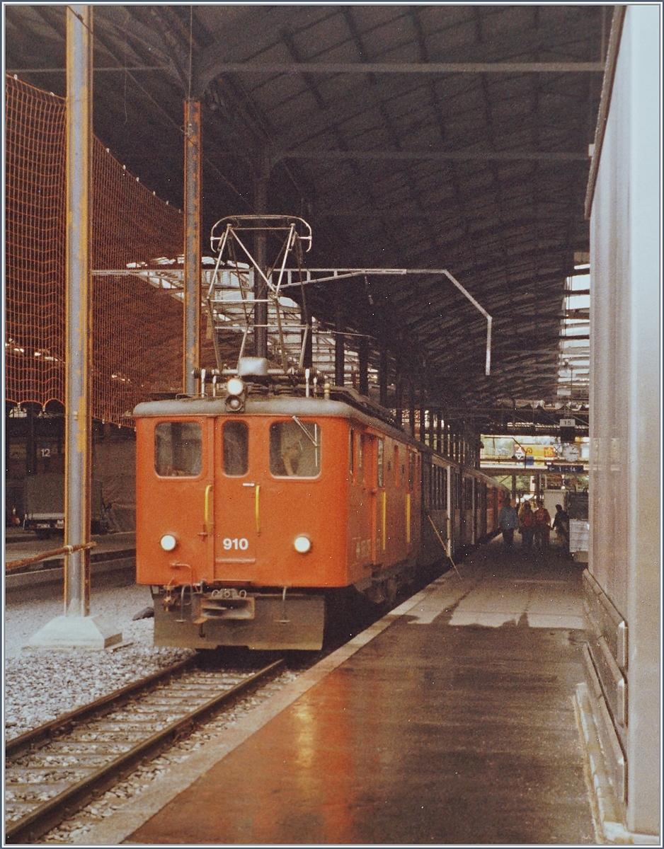 Nach der Ausfahrt ihres Zuges in Luzern, wechselt der SBB Deh 4/6 910 das Gleis um den nächsten Zug Richtung Interlaken bespannen zu können.

Analog Bild vom Sommer 1987
