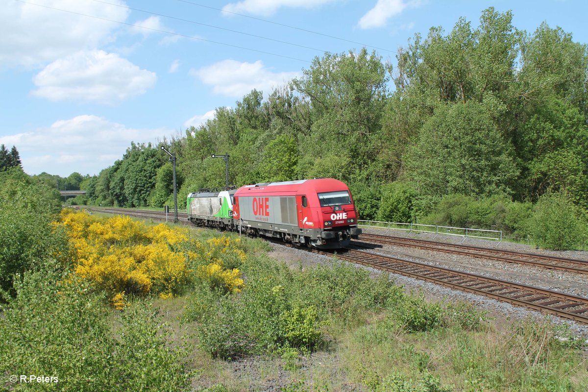 Nach dem Abstellen des Containerzuges in Wiesau fuhren 270082 alias 223 103 der OHE und 193 831  Christian Doppler  der SETG weiter nach Regensburg und durchfuhren dabei Reuth bei Erbendorf. 26.05.16