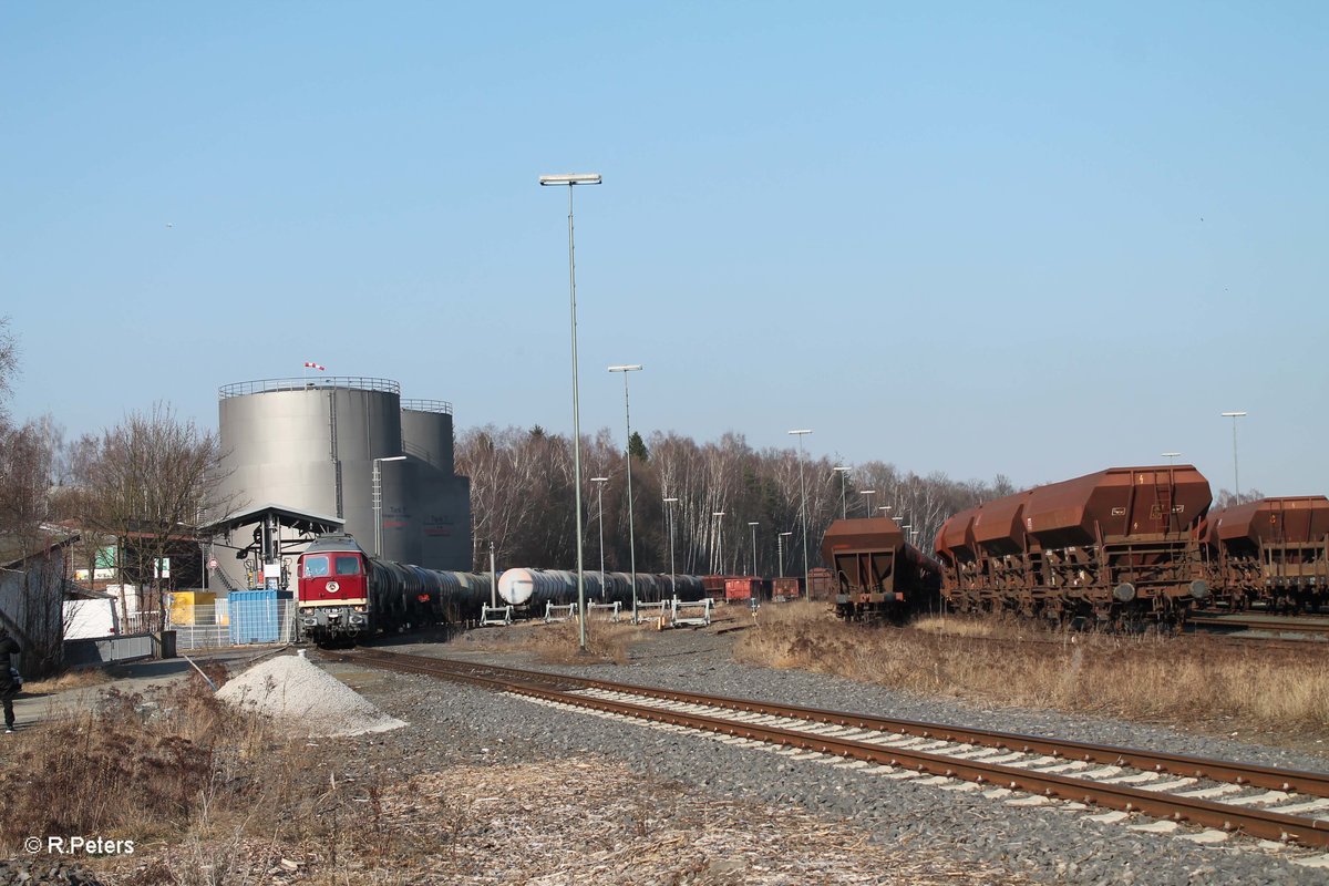 Nach dem ankoppeln und der Bremsprobe setzt sich 132 158 mit dem ersten Teil des Kesselzuges in bewegung.